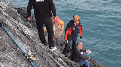 Kayalıklardan düşen amatör balıkçıyı ekipler kurtardı