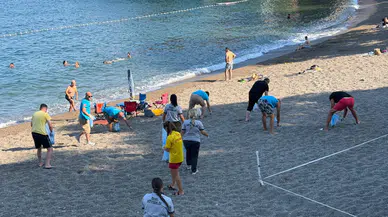 Kapuz Plajı'nda görevliler izmarit ve atıkları topladı