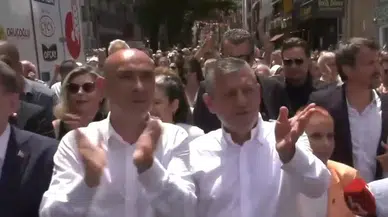 Valilik önünden geçerken Özgür Özel’in sorusu, CHP İl Başkanı Dural’a geçen yılki balkon çıkışını hatırlattı