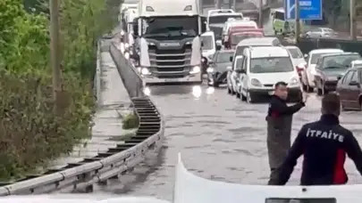 Alaplı'da sağanak Zonguldak-İstanbul yolunda ulaşımı aksattı