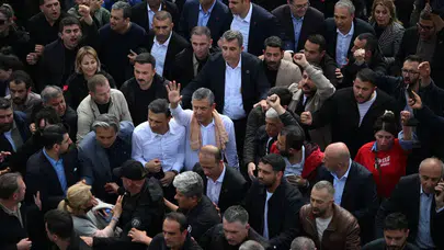 Polis TOMA'sının üzerine çıktı, CHP'nin yeni genel merkezini açıkladı
