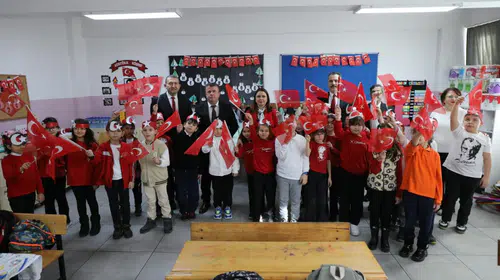 Ders zili bayrak sevgisi ile çaldı, Vali Arslan öğrencileri yalnız bırakmadı