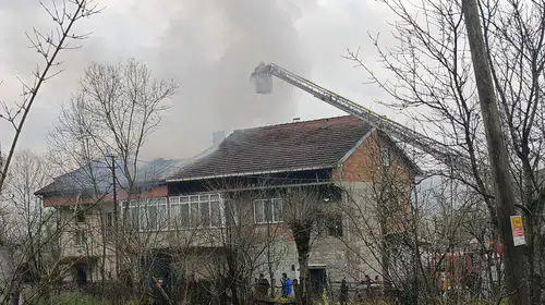 Çaycuma'da iki katlı evde patlama ve yangın anı kameraya yansıdı