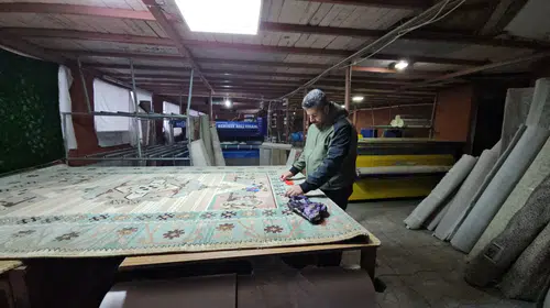 Halıda bulduğu altınları sahibine ulaştırdı