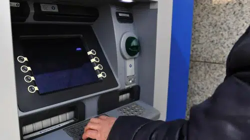 Devrekli müzisyen ATM'de bulduğu 13 bin 100 lirayı teslim etti