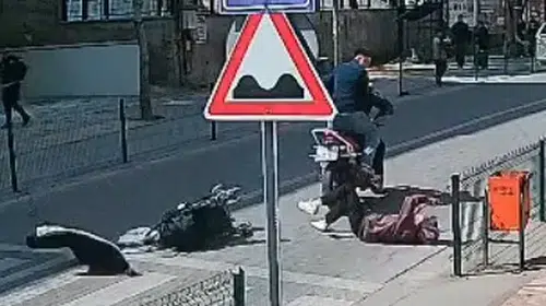 Çaycuma'da yaya geçidinde dehşet: Motosiklet bebek arabalı anneye çarptı
