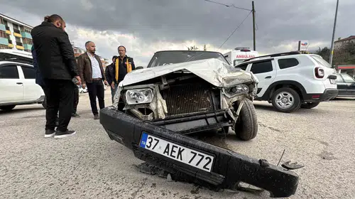 Safranbolu'da kamyonet ile otomobil çarpıştı: 1 yaralı