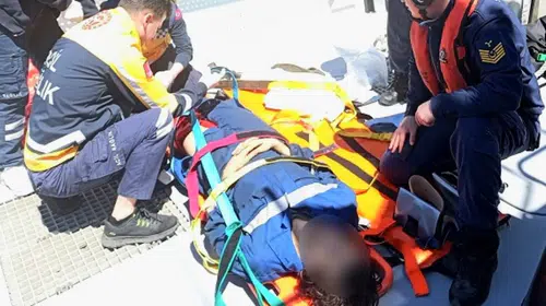 Bartın'da gemide düşen personele sahil güvenlik yetişti