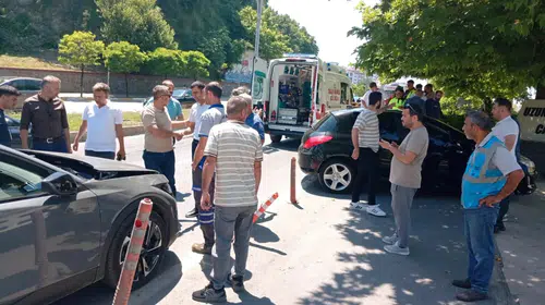 Zonguldak'ta Zincirleme Kaza: Kontrolden Çıkan Araç Cami Avlusuna Daldı