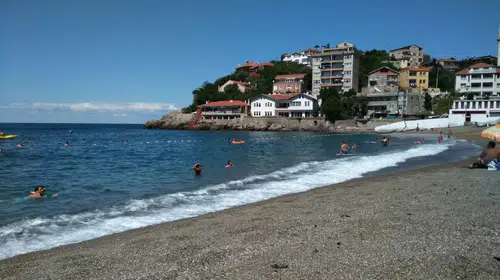 Kapuz Plajı'na yoğun ilgi, soğuk suya rağmen sıcak hava çekiyor!