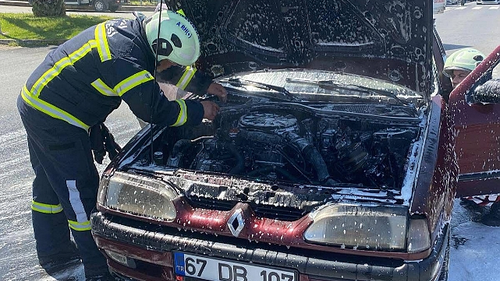 Otomobil seyir halinde alev alev yandı!