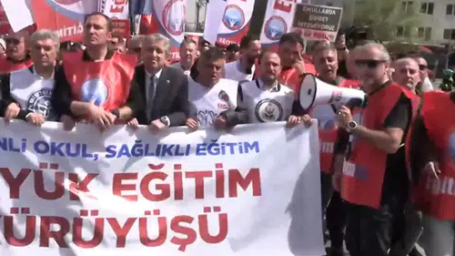 Eğitim sendikaları MEB binasına doğru yürüyüş başlattı