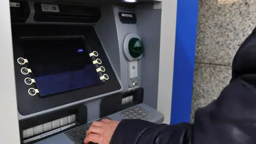 Devrekli müzisyen ATM'de bulduğu 13 bin 100 lirayı teslim etti
