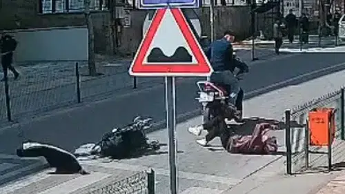Çaycuma'da yaya geçidinde dehşet: Motosiklet bebek arabalı anneye çarptı
