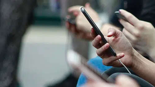 Dijital Dünyada Gizli Takip Şüphesi: Konuştuklarınız Reklamlara mı Dönüşüyor?