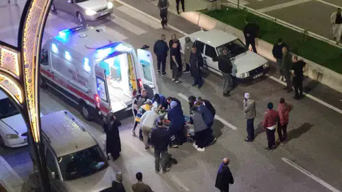 Yaya geçidinden karşıya geçmeye çalışan kişiyi otomobil savurdu