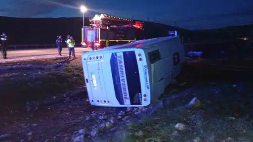 Malatya Yeşilyurtspor taraftarlarını taşıyan midibüs şarampole devrildi
