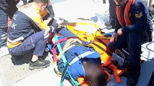 Bartın'da gemide düşen personele sahil güvenlik yetişti