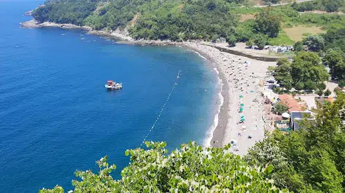 Karadeniz'de tehlikeli hava koşulları nedeniyle plajlara deniz girişi yasaklandı