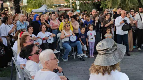 Zonguldak'ta 55 kadın sahili darbukayla inletti