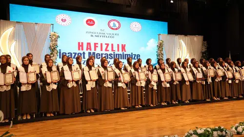 BEUN'da Hafızlık Sevinci: Genç hafızlar icazetlerini aldı