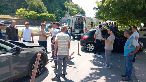 Zonguldak'ta Zincirleme Kaza: Kontrolden Çıkan Araç Cami Avlusuna Daldı