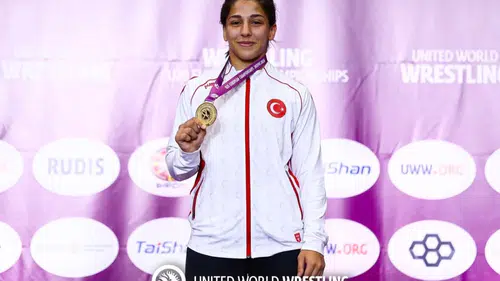 BARÜ'lü sporcular Avrupa Güreş Şampiyonası'nda iki madalya kazandı