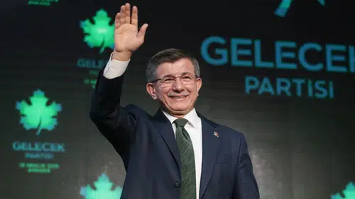 Davutoğlu'ndan uyarı: Türkiye, otoriterleşme ve adaletsizlik riskiyle karşı karşıya!