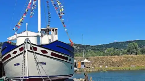 Çaycuma'da nehir kıyısındaki tekne kafe hizmete açıldı