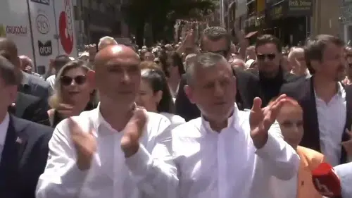 Valilik önünden geçerken Özgür Özel’in sorusu, CHP İl Başkanı Dural’a geçen yılki balkon çıkışını hatırlattı