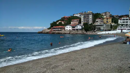 Kapuz Plajı'na yoğun ilgi, soğuk suya rağmen sıcak hava çekiyor!