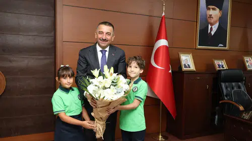 Eğitimde ilk zil çaldı: Minik öğrenciler Vali Hacıbektaşoğlu'nun misafiri oldu