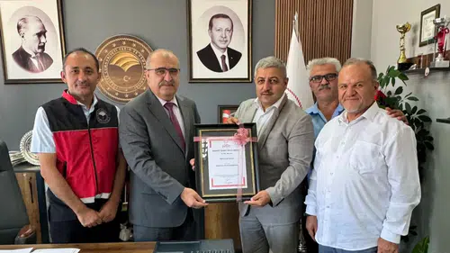 Zonguldak Arı Yetiştiricileri Birliği, kestane balı tescil belgesini il müdürüne takdim etti