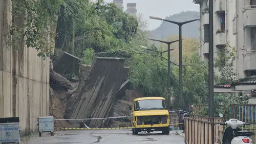 Çatalağzı'nda heyelan sonrası 49 daire boşaltıldı