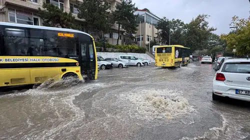Zonguldak'ta sağanak ulaşımı felç etti: Araçlar arızalandı, tünellerde trafik kontrollü sağlandı