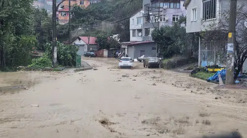 Zonguldak'ta sağanak yağış heyelanlara neden oldu, iş yerini su bastı