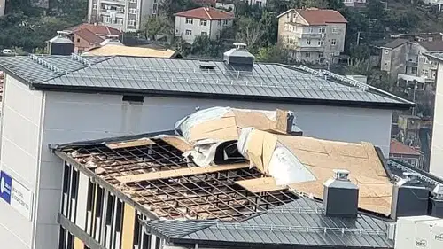 Karadeniz Ereğli'de fırtına kız öğrenci yurdunun çatısını uçurdu