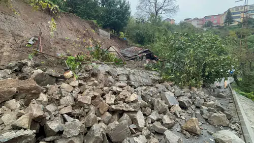 Ereğli'de heyelan sonrası 3 katlı bina tahliye edildi