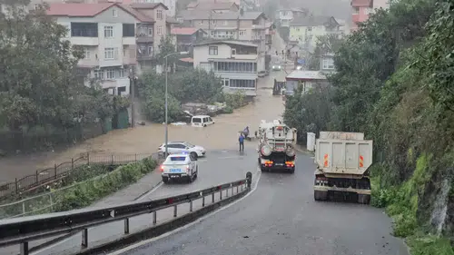 Ereğli'de sağanak ulaşımı aksattı: Otomobil suyla kaplanan yolda kaldı