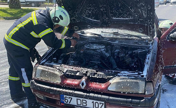 Otomobil seyir halinde alev alev yandı!