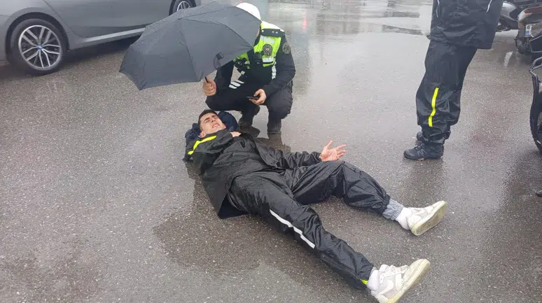 Komiserin Takdire Şayan Davranışı: Yaralı Kuryenin Yanından Bir An Bile Ayrılmadı