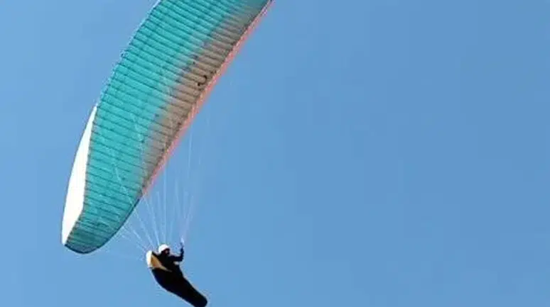 Havada çay daveti: Gökyüzündeki paraşütçüye seslendi, kıraathanede buluştular