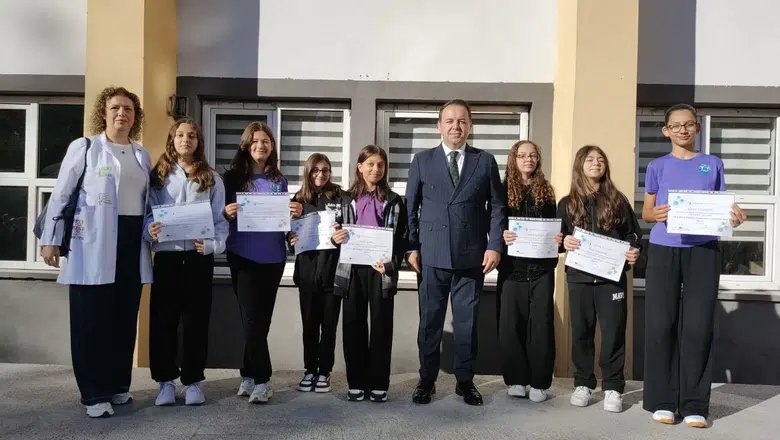 İl Milli Eğitim Müdürü Uygar Keskin öğrencilerin bayrak törenine katıldı