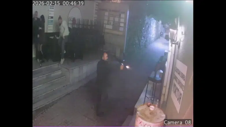 Saniye Saniye saldırı anı... Eğlence mekanına silahlı baskın: 2 yaralı