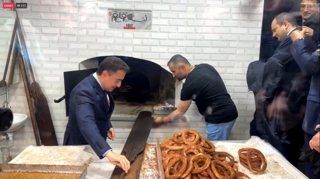 Ali Babacan tezgahın başına geçti, tarihi fırında simit pişirdi!