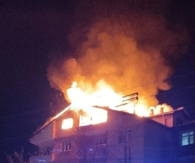 Çatı katında çıkan yangın söndürüldü