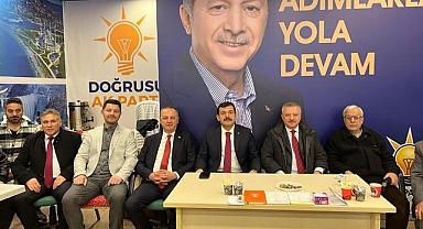 AK Partilier seçim ofisinde bayramlaştılar