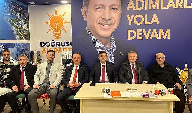 AK Partilier seçim ofisinde bayramlaştılar