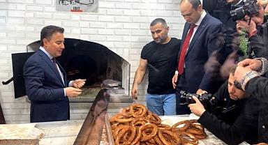 Ali Babacan tezgahın başına geçti, tarihi fırında simit pişirdi!