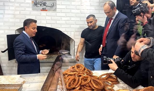 Ali Babacan tezgahın başına geçti, tarihi fırında simit pişirdi!